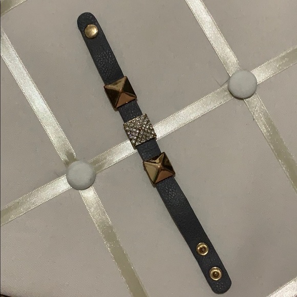 🌹 3/$20 Cute studded faux leather snap bracelet - Picture 2 of 3